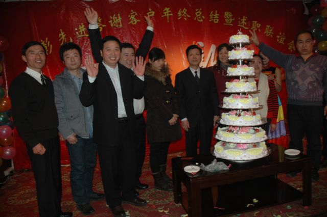 领导为公司员工庆祝生日
